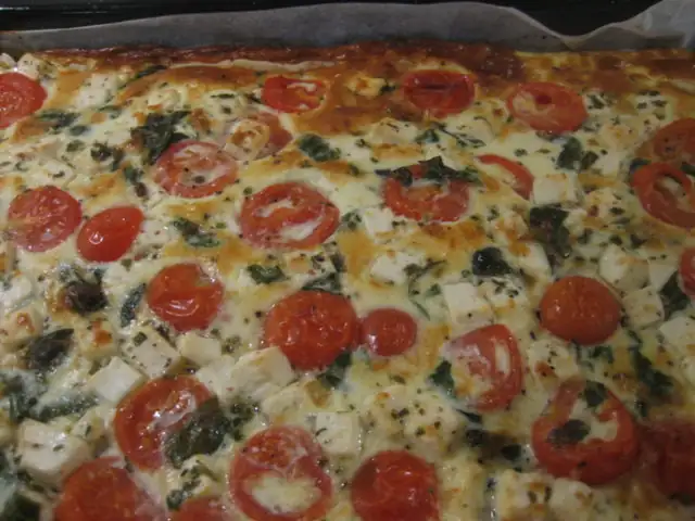 Tarta de queso feta y tomate (en un plato)
