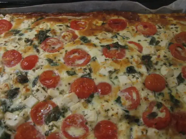 Tarta de queso feta y tomate (en un plato)