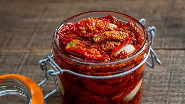 Utiliza el aceite de tus tomates secos para potenciar fácilmente su sabor