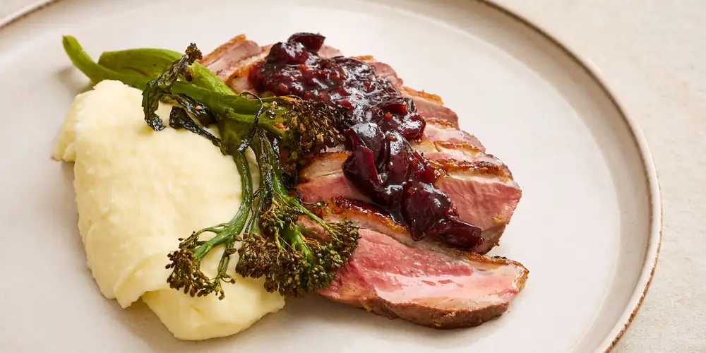 Receta de pechuga de pato con salsa hoisin de cereza, puré de patatas y brócoli asado