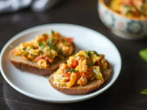 Scrambled eggs with tomatoes and peppers