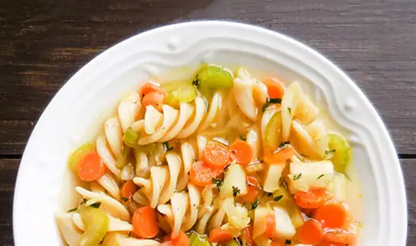 Sopa vegana de fideos con pollo y jengibre