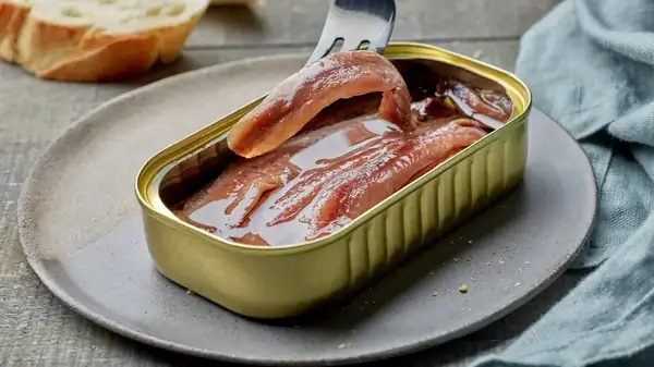 ¿Cuál es la diferencia entre las anchoas marrones y las blancas?