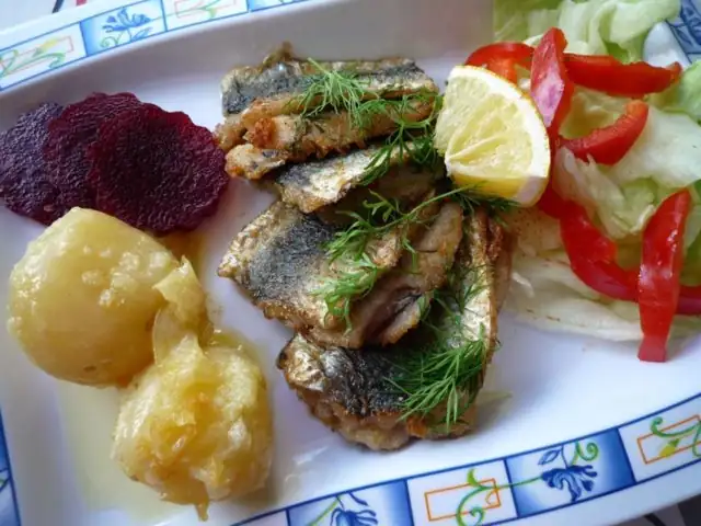 Fried herring fillets and butter-garlic potatoes