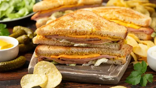 Lleva tu sándwich de mortadela básico al siguiente nivel con un condimento siempre a la moda