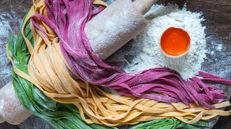 Cómo dar color a la pasta casera con puré de verduras