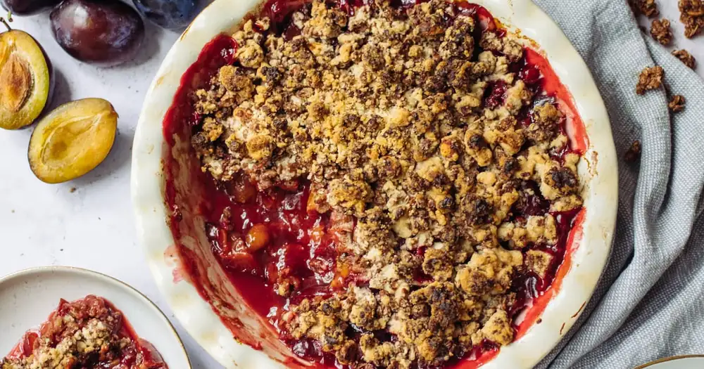 Vegan chocolate crumble with plums
