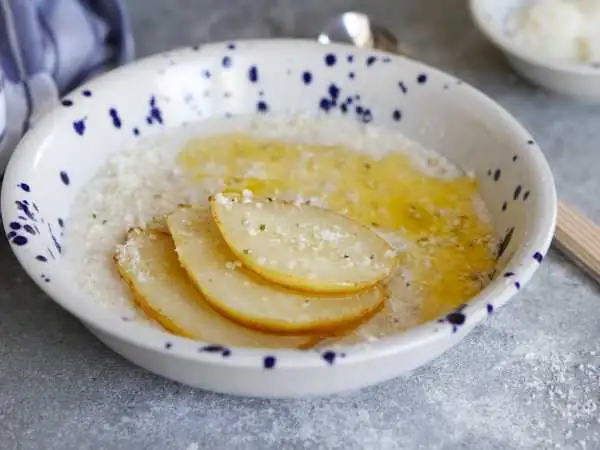 Oatmeal with pear and cheese