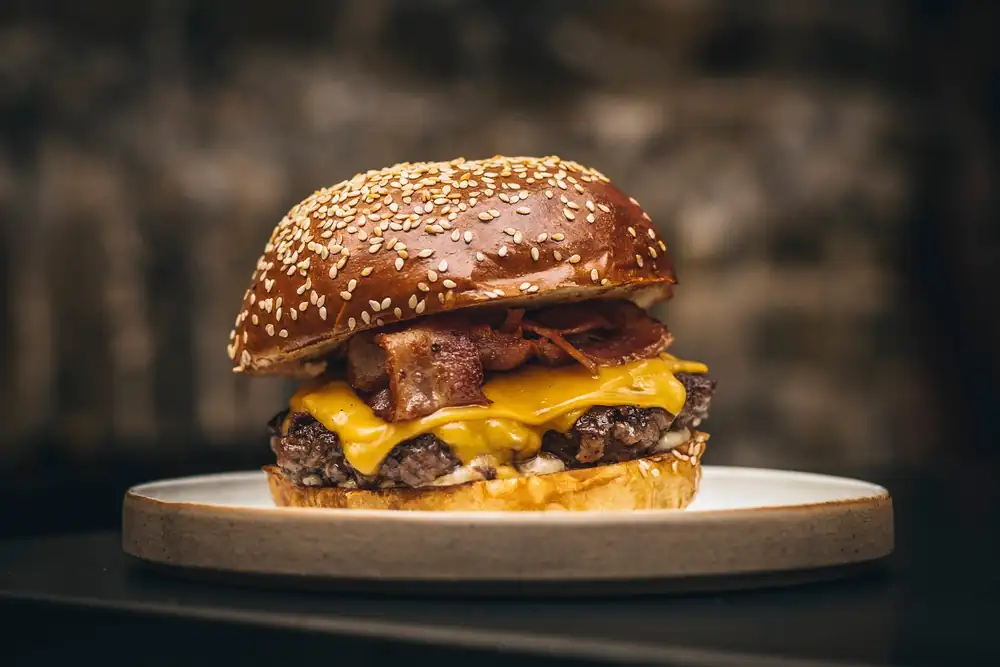 Las hamburguesas con mantequilla y tocino llegan al barrio de Yards de la mano de Burger and Beyond