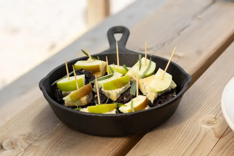 Receta de morcilla, queso Cashel Blue y manzana