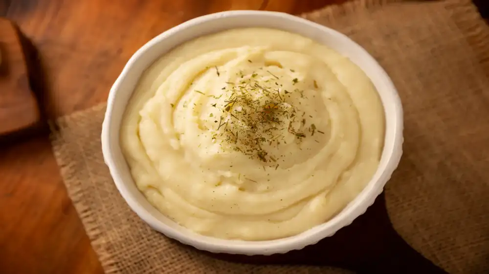 Los chefs ya no añaden leche al puré de patatas: este ingrediente que siempre tiras da un resultado perfecto