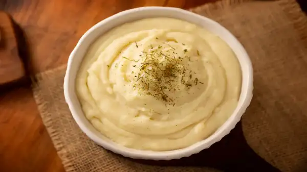 Los chefs ya no añaden leche al puré de patatas: este ingrediente que siempre tiras da un resultado perfecto