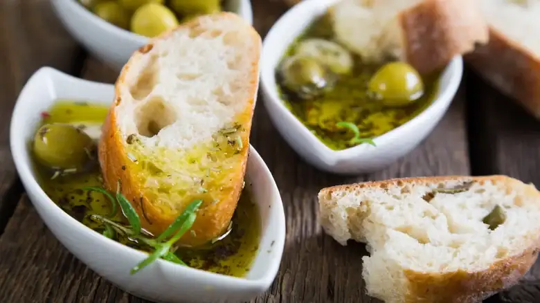 Five ways to give a special touch to oil for dipping bread