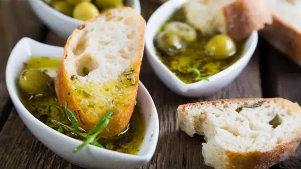 Five ways to give a special touch to oil for dipping bread