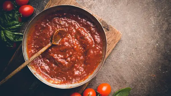 ¿Cuánto tiempo se puede conservar la salsa de tomate casera en el frigorífico?