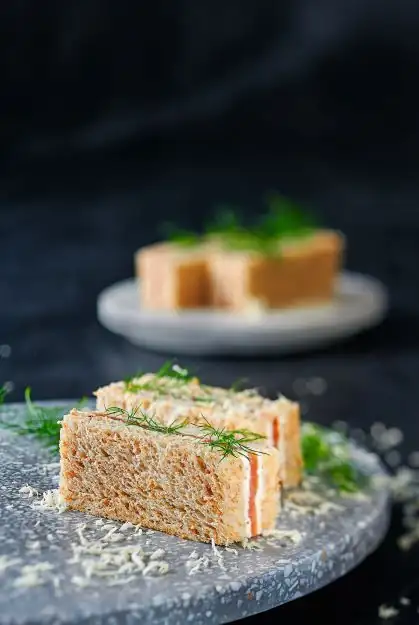 Sándwich integral con salmón ahumado, queso crema con rábano picante y eneldo