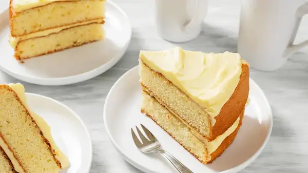 An unconventional method for cutting cakes cleanly