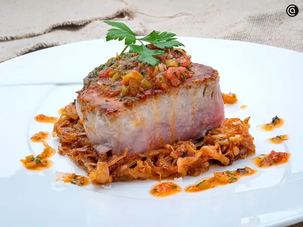 Tuna with onion compote, a recipe by Joseba Arguiñano