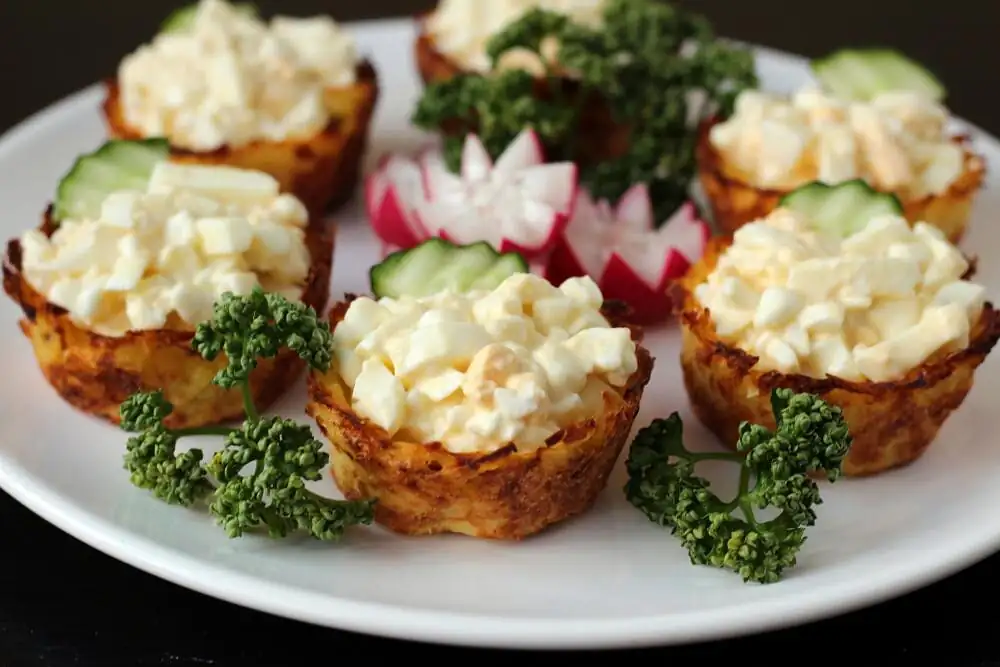 A muffin tin will give the potatoes the shape of crispy cupcakes. Cottage cheese and eggs will be used for the filling