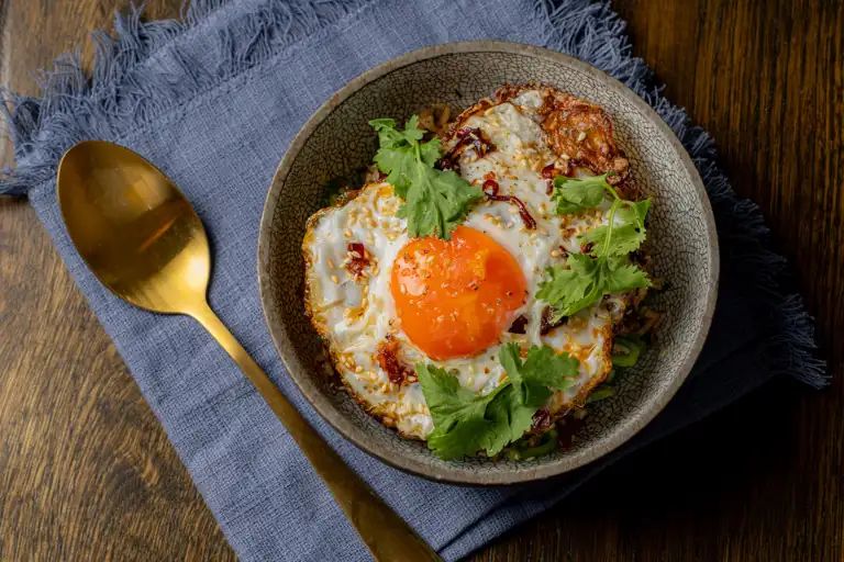 Receta definitiva de huevo frito con arroz, sésamo y aceite de chile
