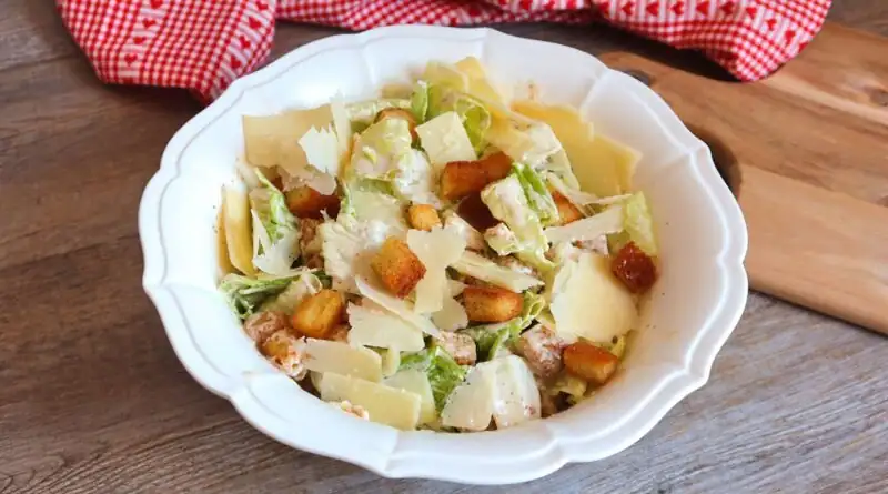 Easy and authentic Caesar salad recipe to prepare at home