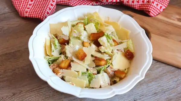 Easy and authentic Caesar salad recipe to prepare at home