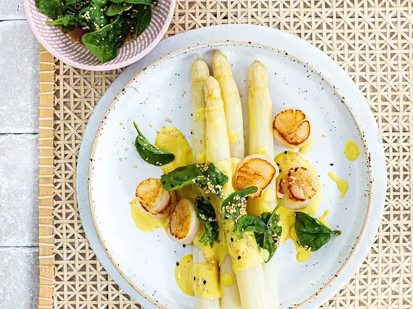 Asparagus with miso hollandaise and scallops
