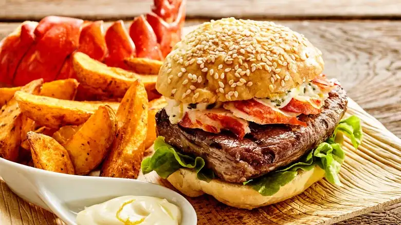 La mejor hamburguesa con queso de Dakota del Sur lleva el concepto de mar y tierra a un nivel completamente nuevo