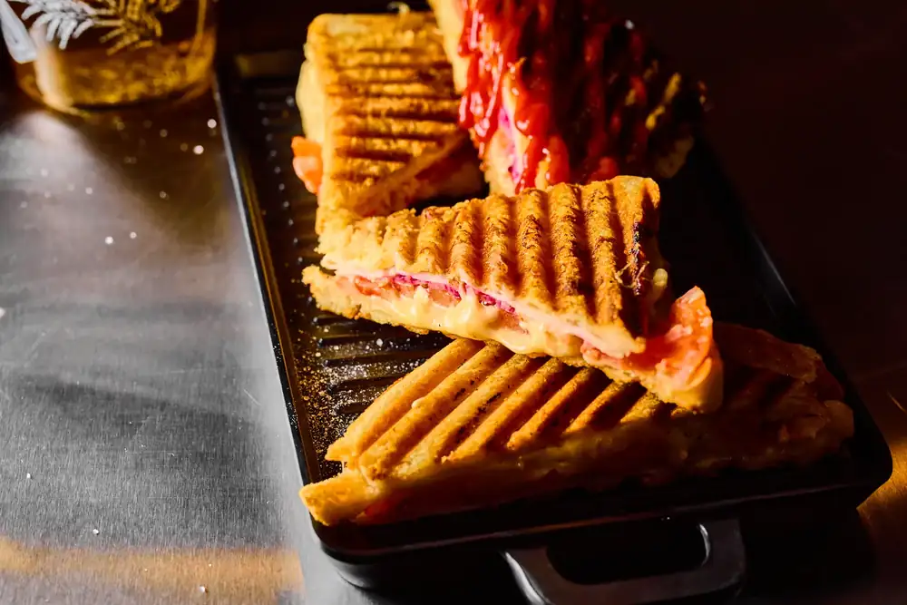 Hot sandwich in contact grill
