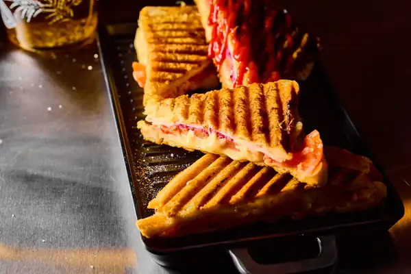 Hot sandwich in contact grill
