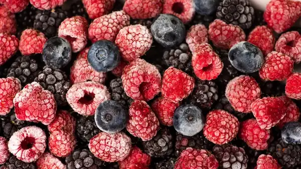 Differences to consider when defrosting frozen berries versus citrus fruits