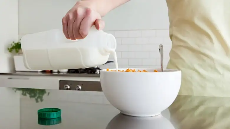 La ingeniosa razón por la que los TikTokers están guardando sus cereales en el congelador