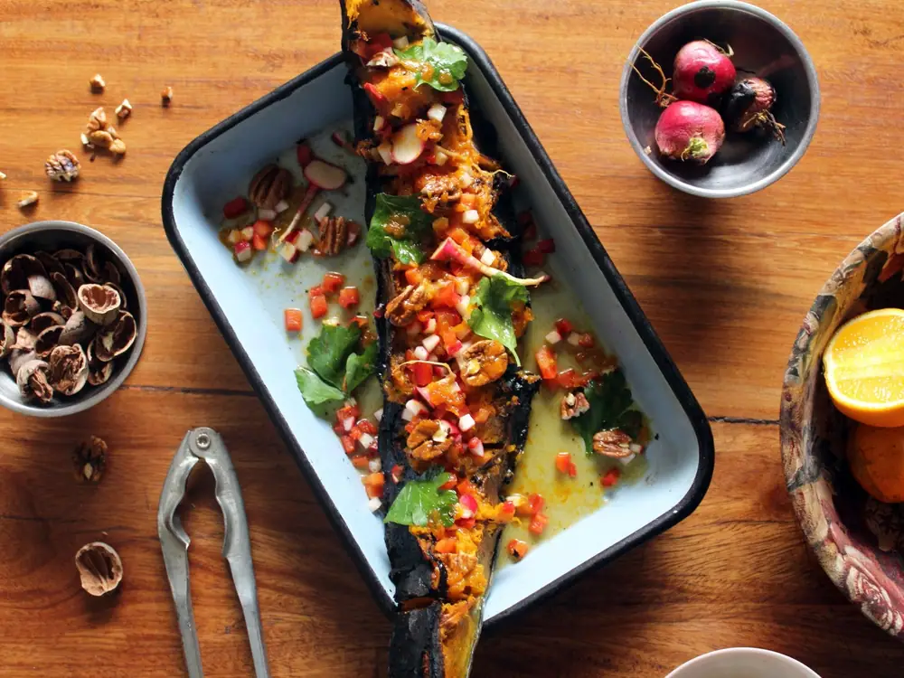 Calabaza asada con nueces pecanas, miel y aderezo de jalapeño.