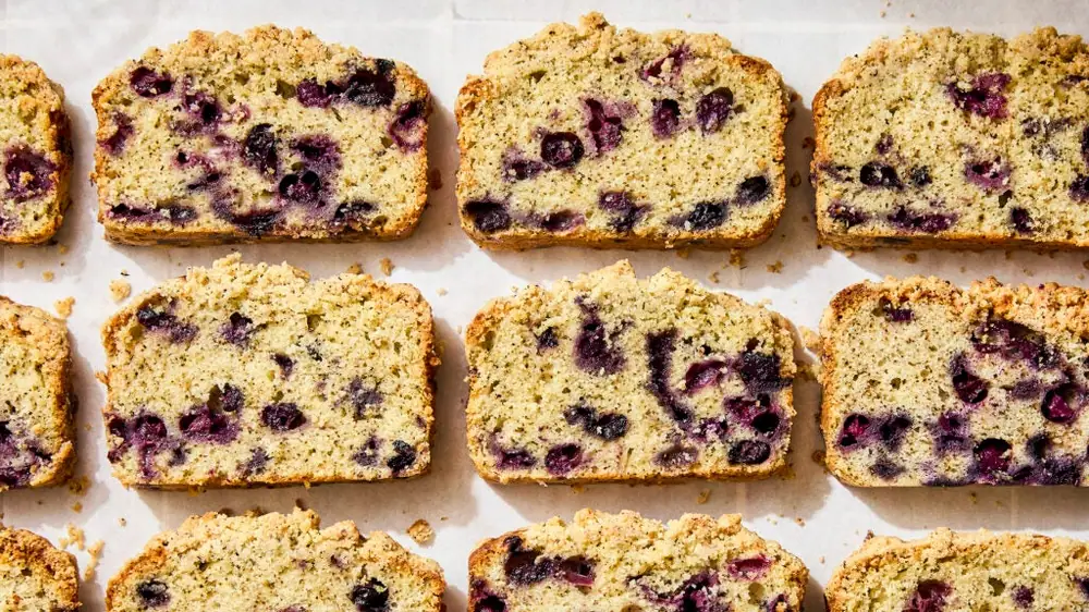 ¿Tienes arándanos? Prepara este pastel con infusión de té