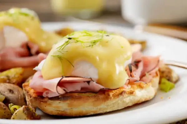 Eggs Benedict: a recipe for a perfect brunch (and some tips to make them perfect)
