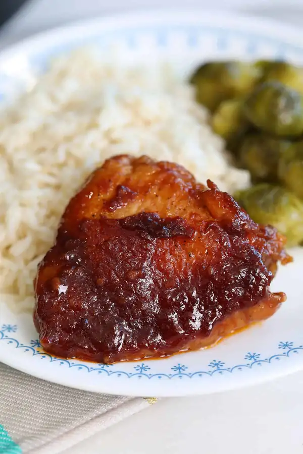 Muslos de pollo en salsa cocinados a fuego lento