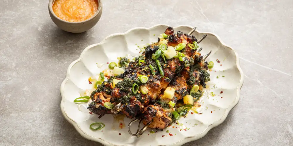 Receta de brochetas de pollo a la brasa con salsa picante de piña fermentada