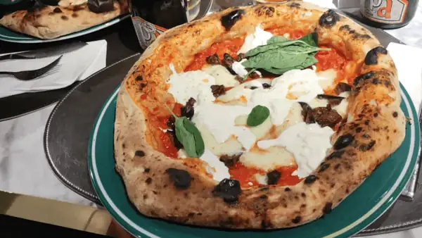 Reseña de Vincenzo Capuano: Cómo es la pizzería Golden Scissors en Turín