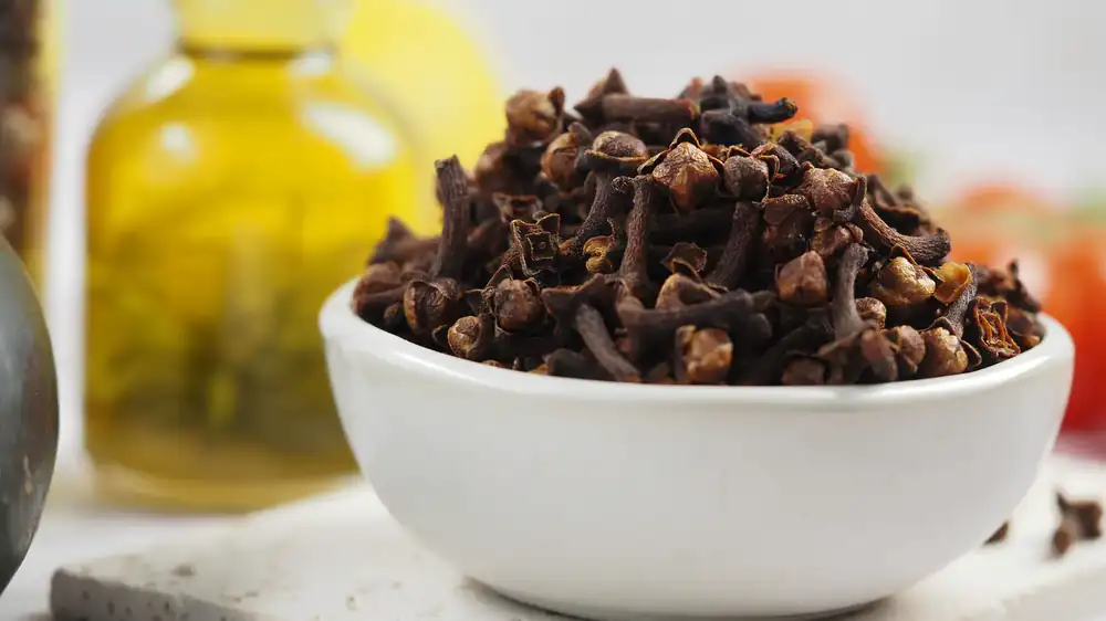 Sticking cloves into a lemon: an increasingly popular old wives' remedy