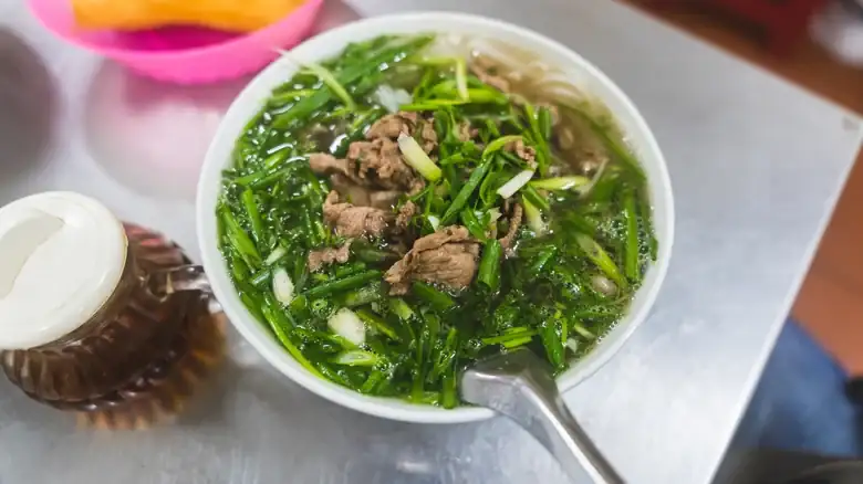 La razón por la que el pho siempre sabe mucho mejor en un restaurante que en casa