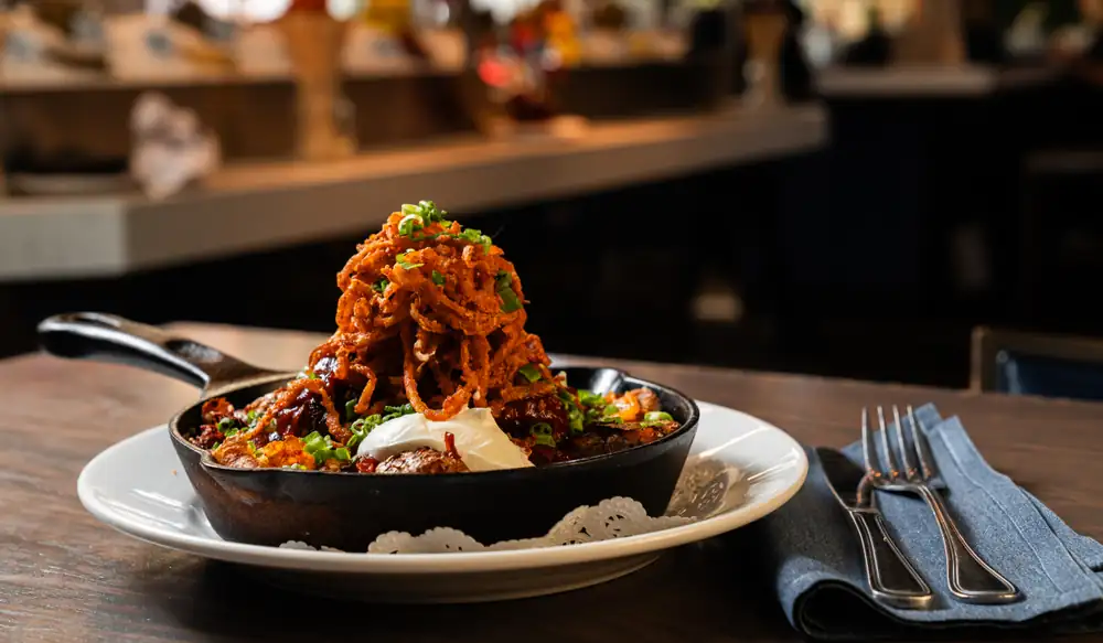 Hash Kitchen estrena su menú de verano con Loaded Waters y platos favoritos del brunch inspirados en la barbacoa