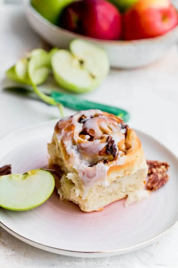 Cinnamon buns with apples