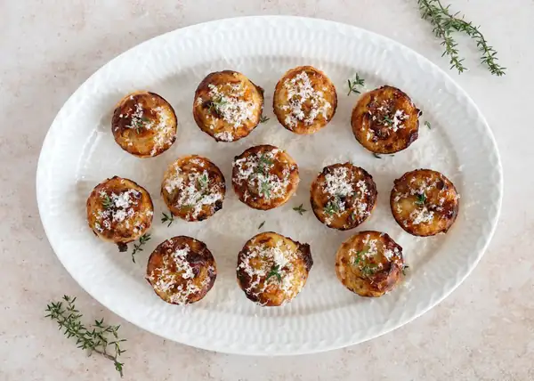 Pequeñas tartaletas de hojaldre con cebolla caramelizada