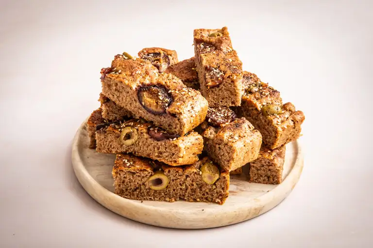 Receta de focaccia de centeno con za'atar, aceitunas e higos