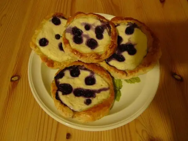Gluten-free blueberry curd buns