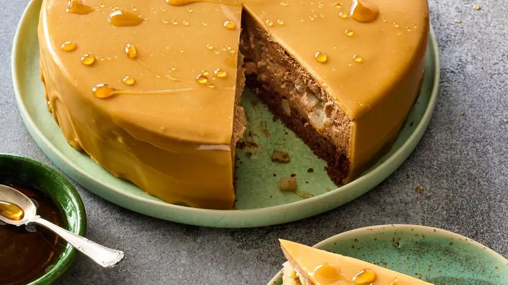 El sueño pastelero definitivo: pastel de mousse de pera con glaseado de caramelo
