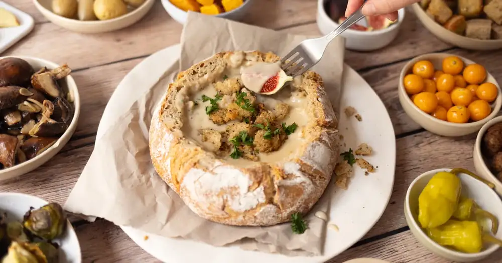 Fondue de queso vegano hecha con pan