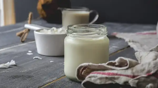 El yogur de coco casero solo requiere 2 ingredientes y un poco de tiempo