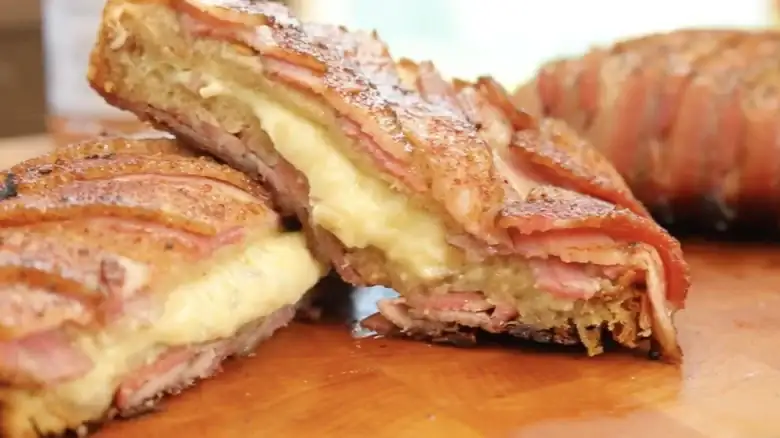 Envuelve tu sándwich de queso a la parrilla en tocino y nos lo agradecerás después