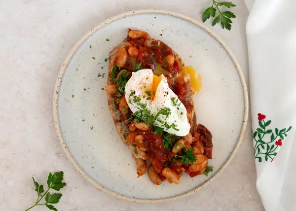 Frijoles con chorizo ​​en salsa de tomate picante